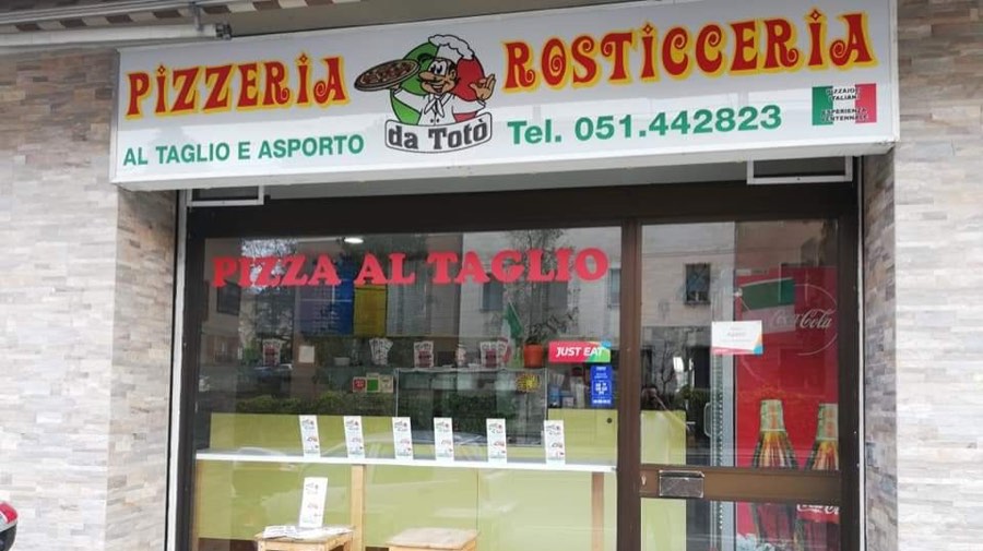 L'insegna della Pizzeria Rosticceria da Totò in Via Toscana