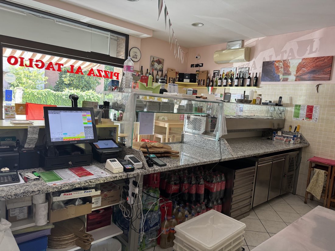 Il banco della pizzeria con la vetrina della rosticceria