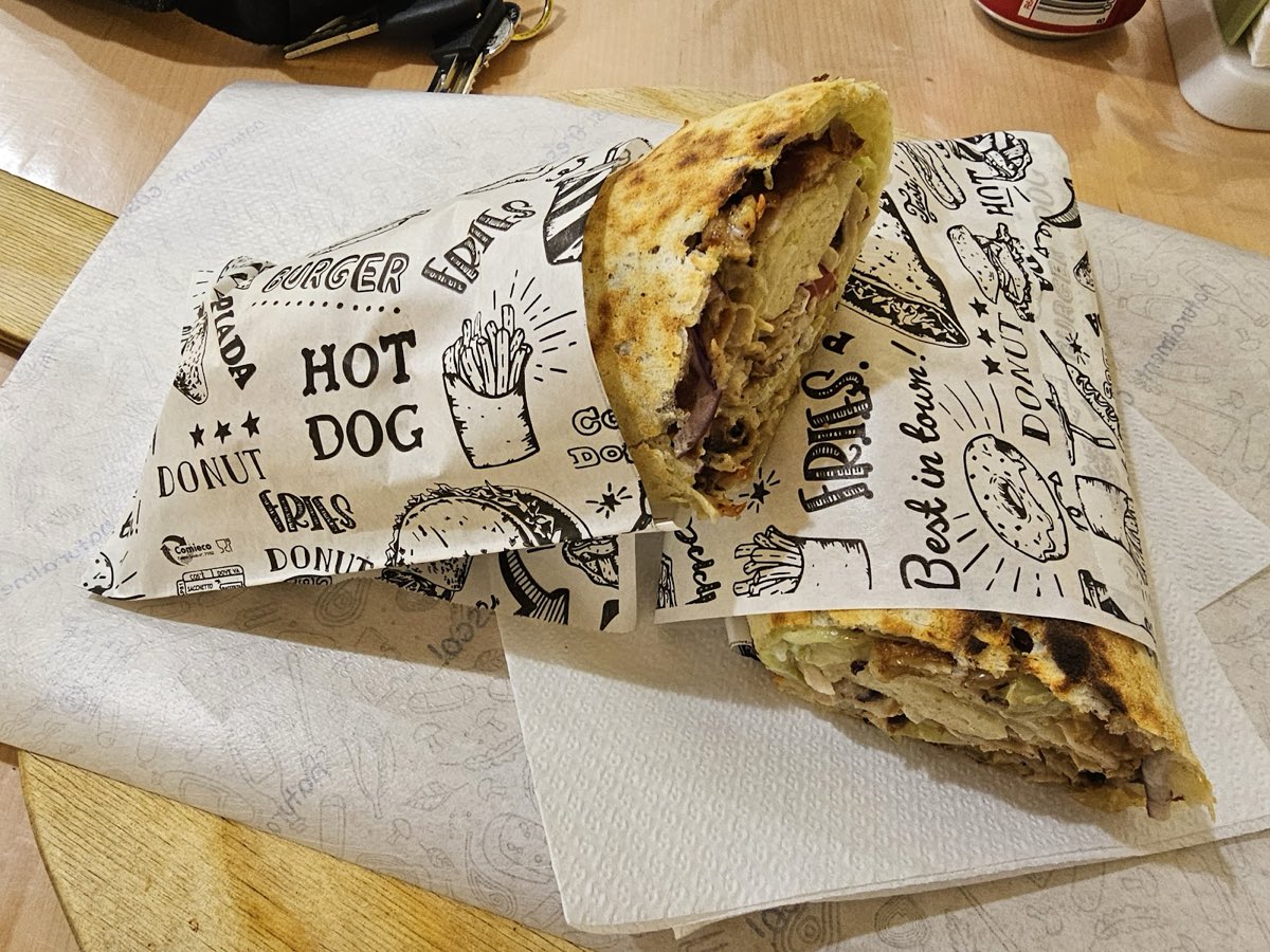 Panino di pizza farcito, tagliato a metà